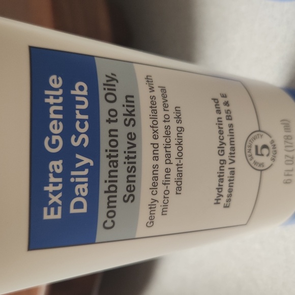 Cetaphil Extra Gentle Daily Scrub - Picture 2 of 3